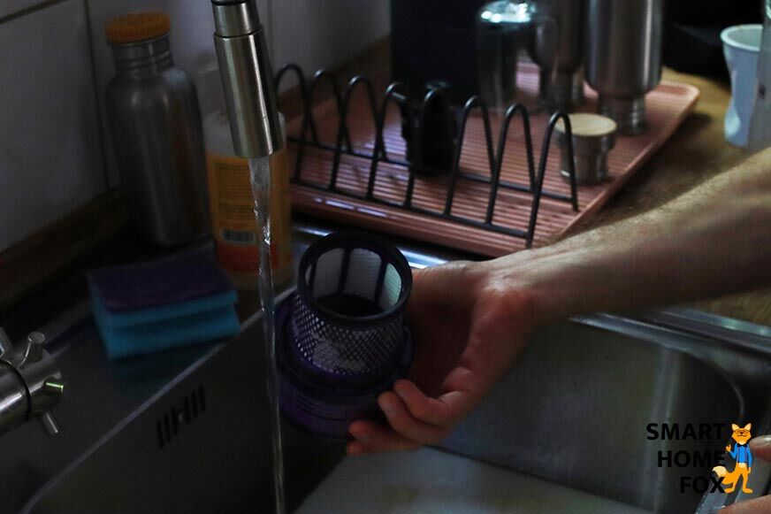 Den HEPA-Filter reinigen unter fließendem Wasser